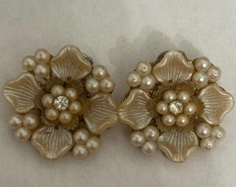 ヴィンテージ風の白いフェイクパールとラインストーンのクリップ式イヤリング（コスチュームジュエリー）