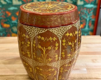 手描きのインド製漆器ティーキャニスター、真鍮製ライナー付き、高さ6インチ