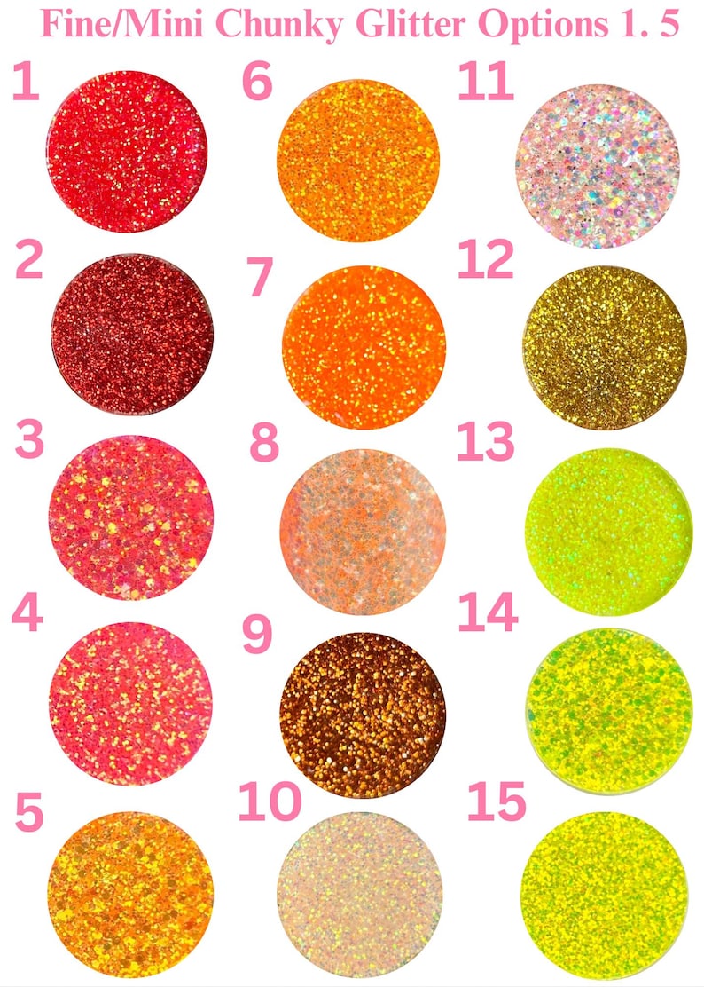 Pu&ograve; includere: Una tabella colori di opzioni glitter fini e mini chunky. Quindici campioni circolari mostrano vari colori glitter, tra cui rosso, arancione, oro, rosa e verde. Ogni campione &egrave; numerato per una facile consultazione, con il testo "Fine/Mini Chunky Glitter Options 1.5" in alto.