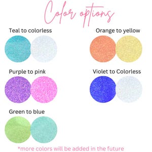 Puede incluir: Imagen que muestra opciones de color con el texto "Color options". La imagen muestra pares de muestras de color circulares que cambian de color. Los colores incluyen el verde azulado a incoloro, el naranja a amarillo, el morado a rosa, el violeta a incoloro y el verde a azul.