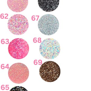 Pu&ograve; includere: Immagine che mostra una selezione di opzioni di glitter fini e mini chunky. L'immagine mostra nove campioni circolari in vari colori, tra cui rosa, nero, argento e tonalit&agrave; iridescenti. Il testo "Fine/Mini Chunky Glitter Options 5.5" &egrave; in alto.