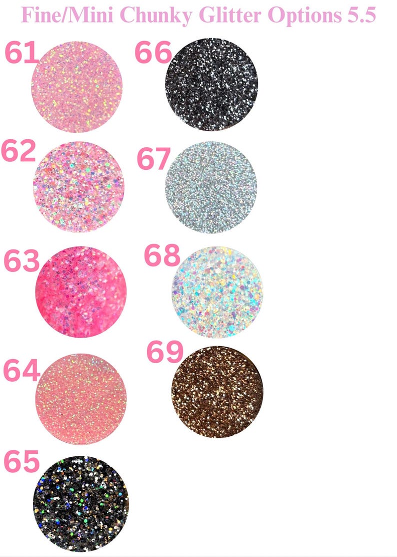 Pu&ograve; includere: Immagine che mostra una selezione di opzioni di glitter fini e mini chunky. L'immagine mostra nove campioni circolari in vari colori, tra cui rosa, nero, argento e tonalit&agrave; iridescenti. Il testo "Fine/Mini Chunky Glitter Options 5.5" &egrave; in alto.