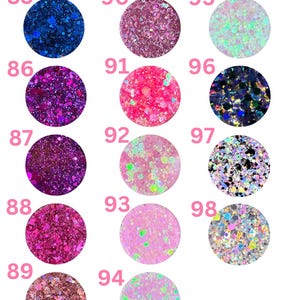 Pu&ograve; includere: Una selezione di opzioni di glitter spessi, ciascuna presentata in un formato circolare con un colore e una texture unici. L'immagine include una variet&agrave; di colori, dai blu profondi e viola ai rosa vibranti e alle tonalit&agrave; iridescenti. Il testo "Chunky Glitter Options 2.2" &egrave; in alto.