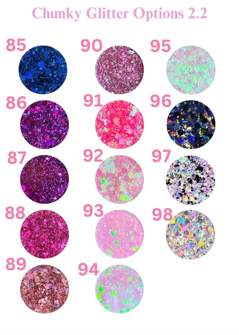 Pu&ograve; includere: Una selezione di opzioni di glitter spessi, ciascuna presentata in un formato circolare con un colore e una texture unici. L'immagine include una variet&agrave; di colori, dai blu profondi e viola ai rosa vibranti e alle tonalit&agrave; iridescenti. Il testo "Chunky Glitter Options 2.2" &egrave; in alto.