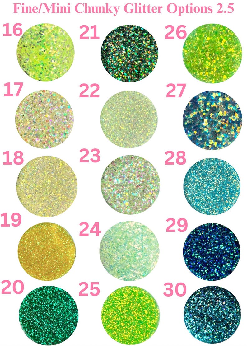 Pu&ograve; includere: Immagine che mostra una variet&agrave; di opzioni di glitter fini e grossi in una gamma di colori. L'immagine presenta 15 campioni circolari, ognuno con un colore glitter unico, tra cui tonalit&agrave; di verde, oro, blu e iridescente. Il testo "Fine/Mini Chunky Glitter Options 2.5" &egrave; in alto.