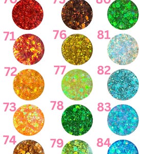 Pu&ograve; includere: Immagine che mostra una variet&agrave; di opzioni di glitter grossi. L'immagine presenta 15 campioni circolari, ognuno con un colore e una consistenza unici, etichettati con numeri da 70 a 84. Il testo "Chunky Glitter Options 1.2" &egrave; in alto.