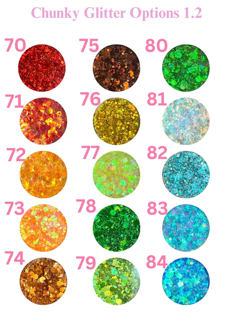 Pu&ograve; includere: Immagine che mostra una variet&agrave; di opzioni di glitter grossi. L'immagine presenta 15 campioni circolari, ognuno con un colore e una consistenza unici, etichettati con numeri da 70 a 84. Il testo "Chunky Glitter Options 1.2" &egrave; in alto.