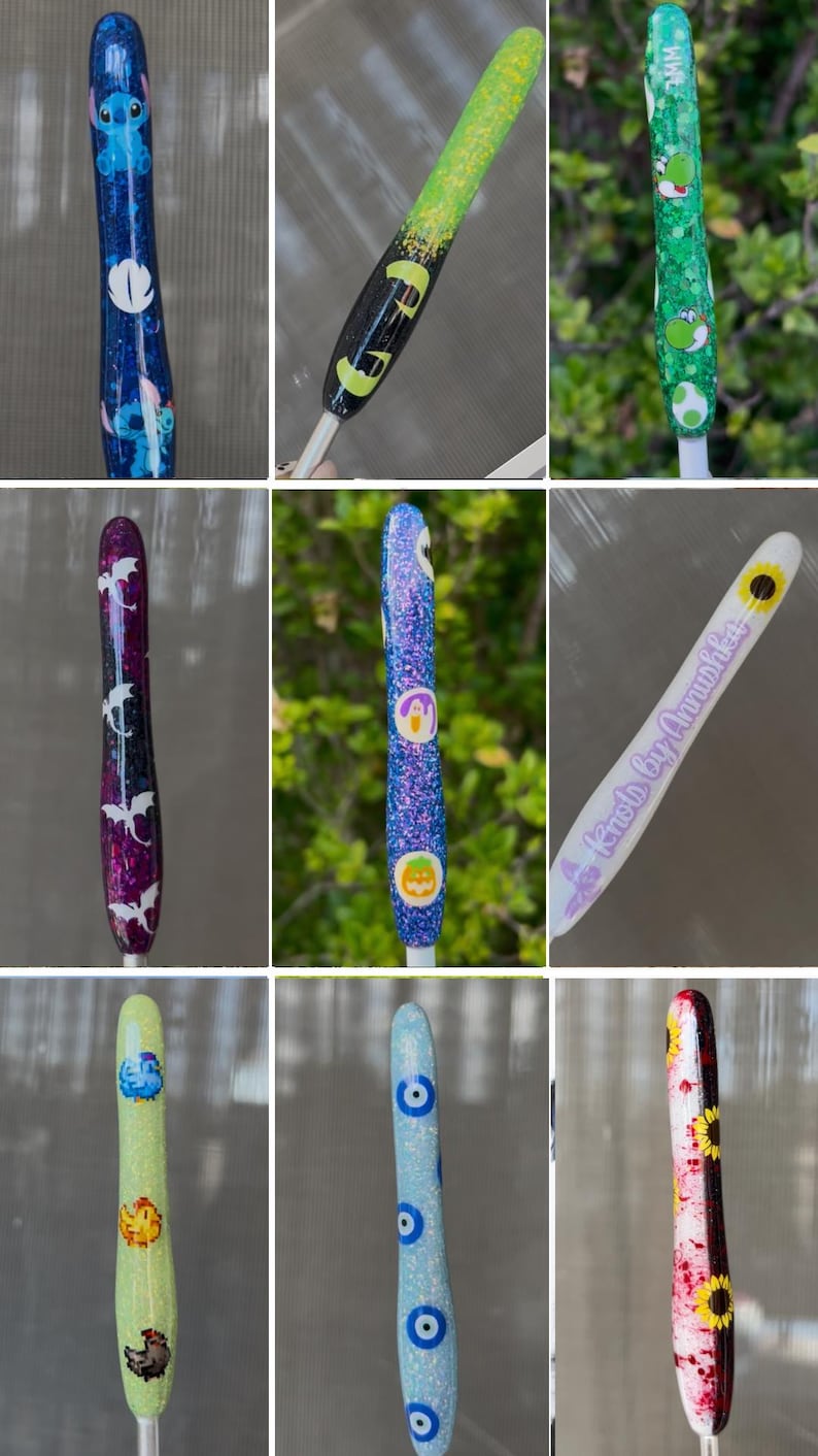 K&ouml;nnte beinhalten: Eine Sammlung dekorativer H&auml;kelnadeln mit verschiedenen Designs. Die H&auml;kelnadeln weisen Glitzer und Charakterdesigns auf, darunter Stitch, Yoshi, Halloween-Elemente, Drachen und Sonnenblumen. Jede H&auml;kelnadel ist ein einzigartiges, farbenfrohes Handwerkzeug.