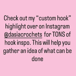 K&ouml;nnte beinhalten: Rosa Hintergrund mit schwarzem Text. Der Text lautet: Schauen Sie sich mein "Custom Hook" Highlight auf Instagram @dasiacrochets f&uuml;r TONNEN von Hook-Inspo an. Dies wird Ihnen helfen, eine Vorstellung davon zu bekommen, was getan werden kann.
