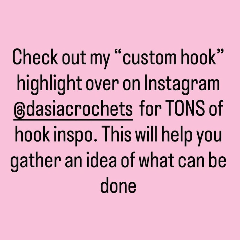 K&ouml;nnte beinhalten: Rosa Hintergrund mit schwarzem Text. Der Text lautet: Schauen Sie sich mein "Custom Hook" Highlight auf Instagram @dasiacrochets f&uuml;r TONNEN von Hook-Inspo an. Dies wird Ihnen helfen, eine Vorstellung davon zu bekommen, was getan werden kann.