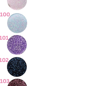 Pu&ograve; includere: Immagine di cinque campioni circolari di glitter in vari colori. I colori includono rosa chiaro, azzurro, viola, blu scuro e bordeaux. Il testo in alto recita "New Fine/Mini Chunky Glitter Options."