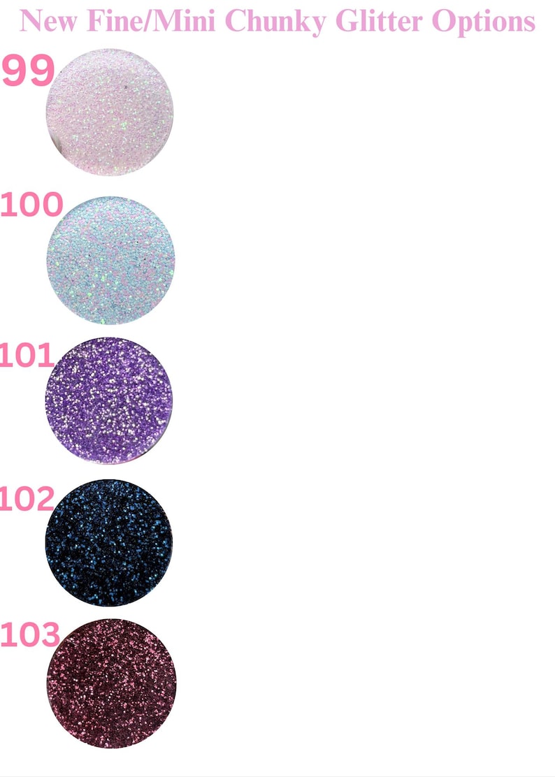 Pu&ograve; includere: Immagine di cinque campioni circolari di glitter in vari colori. I colori includono rosa chiaro, azzurro, viola, blu scuro e bordeaux. Il testo in alto recita "New Fine/Mini Chunky Glitter Options."