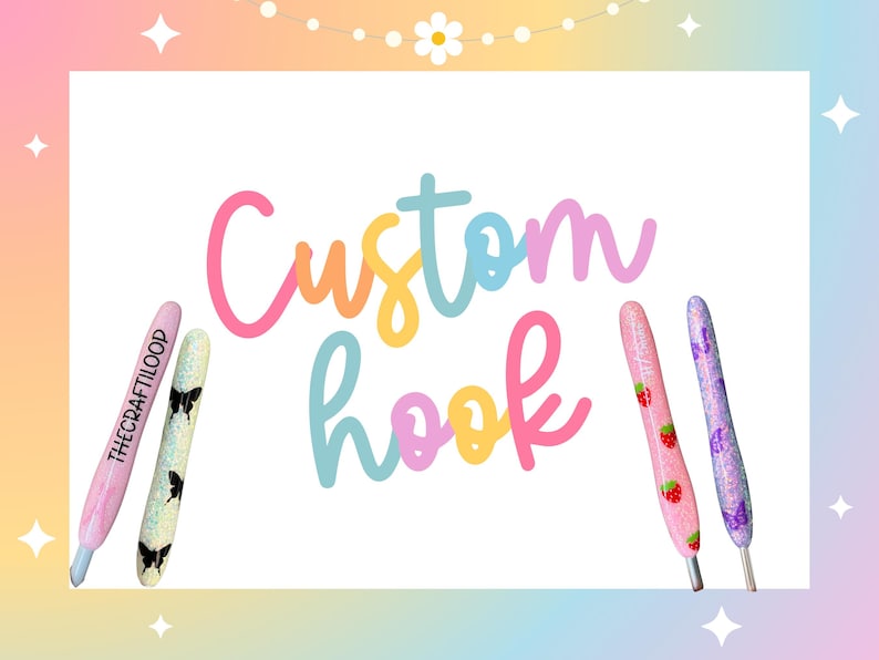 K&ouml;nnte beinhalten: Das Bild zeigt die Worte "Custom hook" in farbenfroher Schrift. Vier H&auml;kelnadeln werden angezeigt, jede mit einzigartigen Designs: rosa mit Schmetterlingen, Glitzer mit Schmetterlingen, rosa mit Erdbeeren und lila Glitzer.