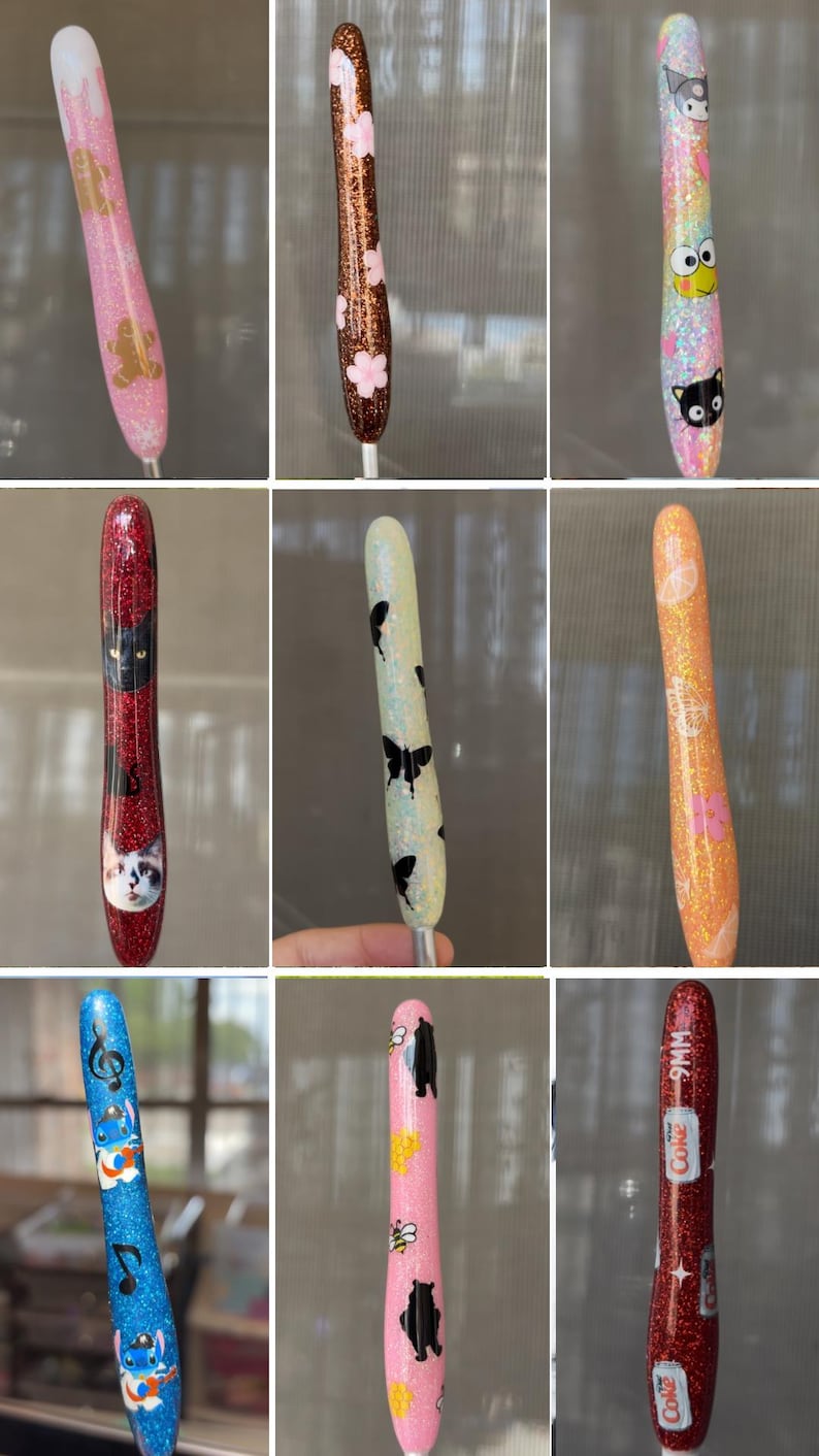K&ouml;nnte beinhalten: Eine Sammlung von Glitzerstiften mit verschiedenen Designs. Die Stifte zeigen Bilder von Katzen, Schmetterlingen, Zeichentrickfiguren und anderen dekorativen Elementen. Die Stifte sind in verschiedenen Farben erh&auml;ltlich, darunter Rosa, Blau, Orange und Rot.