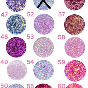 Pu&ograve; includere: Immagine che mostra varie opzioni di glitter fini e mini chunky. L'immagine presenta campioni circolari numerati di glitter nelle tonalit&agrave; di viola, rosa, blu e colori iridescenti. Il testo "Fine/Mini Chunky Glitter Options 4.5" &egrave; in alto.