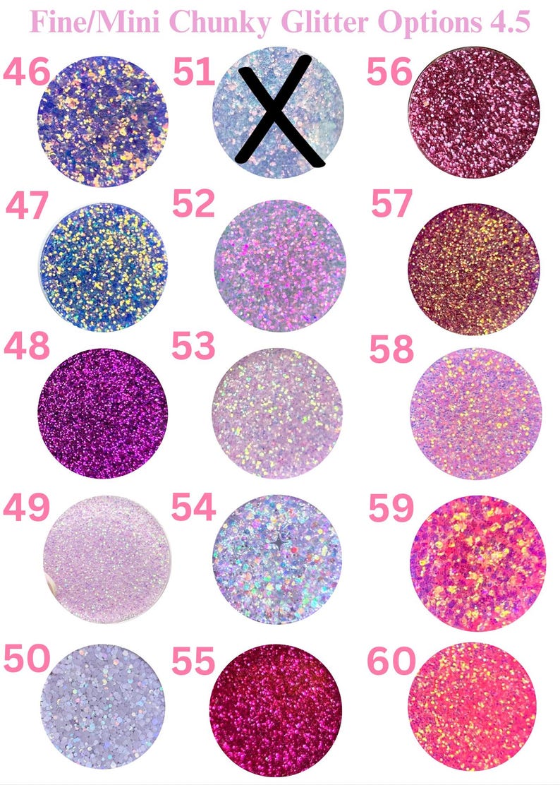 Pu&ograve; includere: Immagine che mostra varie opzioni di glitter fini e mini chunky. L'immagine presenta campioni circolari numerati di glitter nelle tonalit&agrave; di viola, rosa, blu e colori iridescenti. Il testo "Fine/Mini Chunky Glitter Options 4.5" &egrave; in alto.