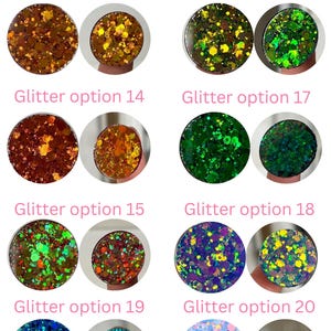 Peut inclure: Une collection d'options de paillettes changeant de couleur, &eacute;tiquet&eacute;es de 13 &agrave; 20. Chaque option est un design rond rempli de paillettes, avec des couleurs allant de l'or et du vert au bleu et au rose. Le texte "Color-shifting Glitter pt. 3" est en haut.
