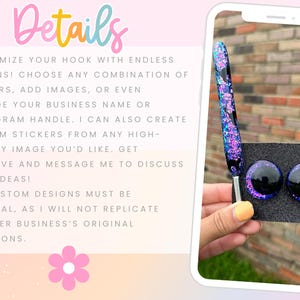 K&ouml;nnte beinhalten: Ein Stift und zwei passende Cabochons mit einem Glitzerdesign in Blau-, Lila- und Schwarzt&ouml;nen. Der Stift und die Cabochons werden auf einer schwarzen Oberfl&auml;che pr&auml;sentiert. Das Bild enth&auml;lt auch den Text "Details".