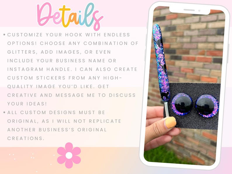 K&ouml;nnte beinhalten: Ein Stift und zwei passende Cabochons mit einem Glitzerdesign in Blau-, Lila- und Schwarzt&ouml;nen. Der Stift und die Cabochons werden auf einer schwarzen Oberfl&auml;che pr&auml;sentiert. Das Bild enth&auml;lt auch den Text "Details".