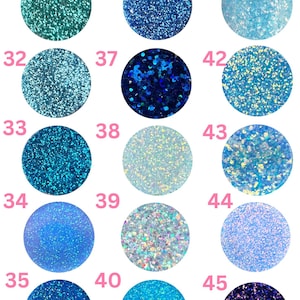 Pu&ograve; includere: Una tabella colori di opzioni glitter fini e grossi. Il grafico mostra 15 campioni circolari in varie tonalit&agrave; di blu, verde acqua e viola. Ogni campione &egrave; numerato, da 31 a 45, ed etichettato "Fine/Mini Chunky Glitter Options 3.5."
