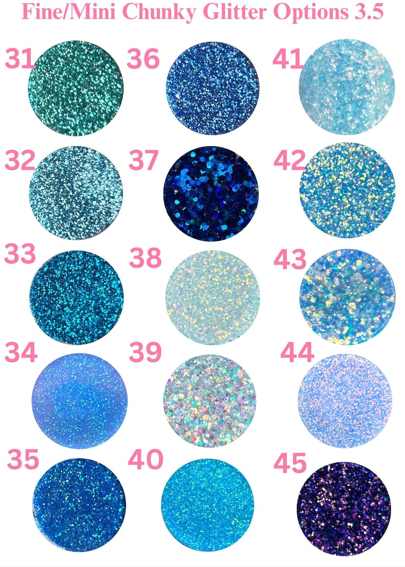Pu&ograve; includere: Una tabella colori di opzioni glitter fini e grossi. Il grafico mostra 15 campioni circolari in varie tonalit&agrave; di blu, verde acqua e viola. Ogni campione &egrave; numerato, da 31 a 45, ed etichettato "Fine/Mini Chunky Glitter Options 3.5."