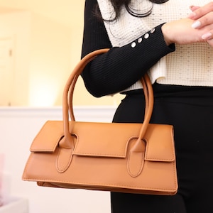 Hellbraune Handtasche mit Riemen, abnehmbare Riemen, Geburtstagsgeschenk für sie, Frau Geschenk, monogrammierte Kunstleder Crossbody Flap Bag