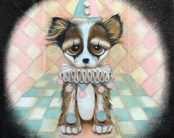Pintura al óleo original de un cachorro de lástima, kitsch, perro papillón con un disfraz de arlequín sentado en un podio de circo, fondo a cuadros/rombos