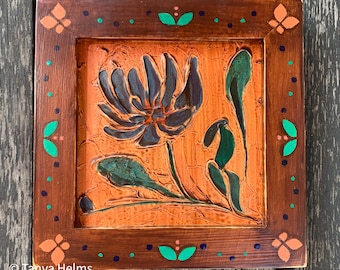 Pintura acrílica texturizada original de una flor azul sobre fondo naranja con marco de madera pintado a mano y teñido.