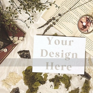 Invitation Maquette Carte de vœux Maquette Flatlay Impression numérique Cottagecore Bookish Mockup Dark vintage Cardstock Dark Academia Mockup 5x7 JPG