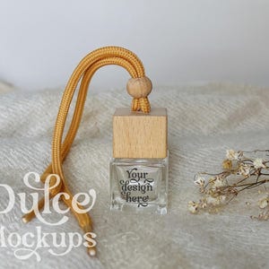 Puede incluir: Una botella de vidrio transparente con una tapa de madera y un cordón amarillo. La botella tiene una etiqueta que dice "Your design here".