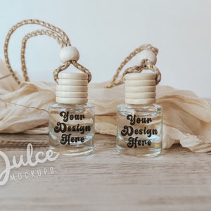 Puede incluir: Dos botellas de vidrio transparente con tapones de madera y un fondo de tela beige. Las botellas tienen una etiqueta blanca con el texto "Your Design Here".