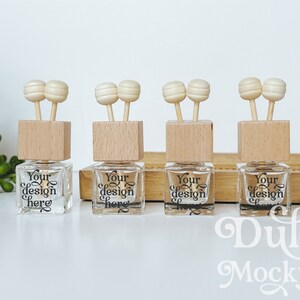 Könnte beinhalten: Vier klare Glasflaschen mit Holzdeckeln und Holzstäbchen-Diffusoren. Die Flaschen sind mit einer klaren Flüssigkeit gefüllt und tragen ein Etikett mit der Aufschrift "Your design here".