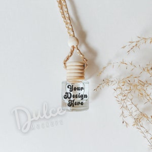 Puede incluir: Una botella de vidrio transparente con una tapa de madera y una cuerda marrón colgando de ella. La botella está etiquetada con "Your Design Here".