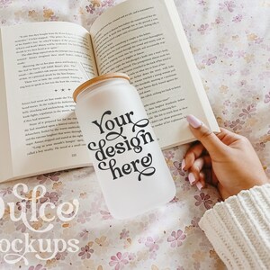 Puede incluir: Un vaso de vidrio esmerilado con tapa de bambú y una inscripción negra que dice "Your design here". El vaso está sobre una colcha con estampado floral.