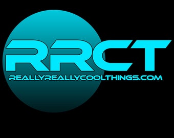 Può includere: Un cerchio blu turchese con il testo "RRCT" in bianco bordato di blu turchese. Sotto il cerchio c'è il testo "reallyreallycoolthings.com" in bianco.