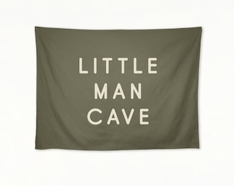 Bannière « Petite Caverne d'Homme » | Décoration de chambre de garçon, tenture murale pour enfant, drapeau de camp, panneau pour salle de jeux, décoration murale pour chambre d'enfant, bannière pour chambre d'enfant, couleurs personnalisées