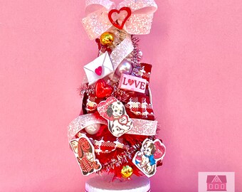 Dollhouse Valentine’s Day Tree Vintage Theme , Dollhouse Valentine’s Day , Valentine’s Day Miniatures , Dollhouse Valentine’s Day Decoration