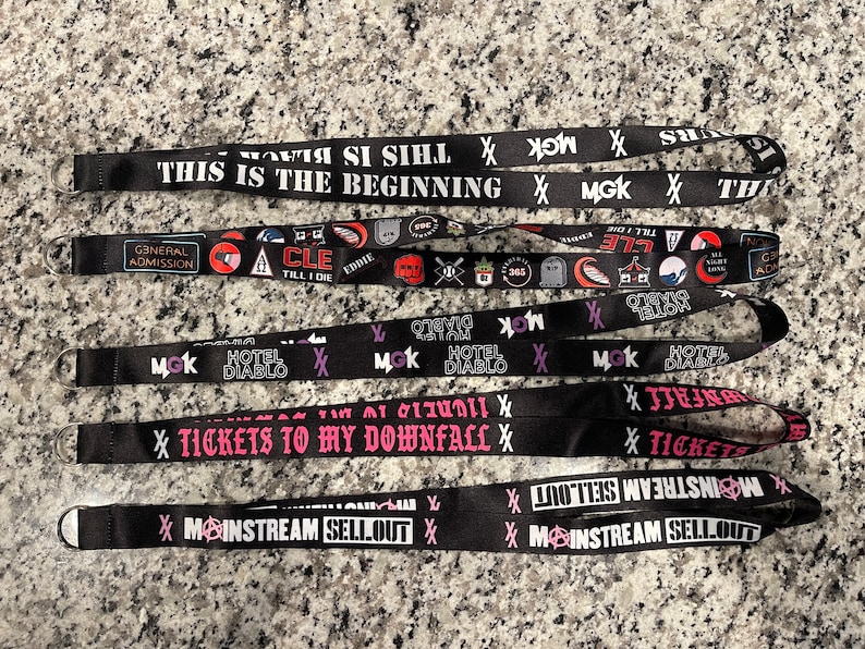 Puede incluir: Un conjunto de seis cordones negros con varios dise&ntilde;os y textos. Los cordones presentan los textos "This is the beginning", "General Admission", "Hotel Diablo", "Tickets to My Downfall" y "Mainstream Sellout".