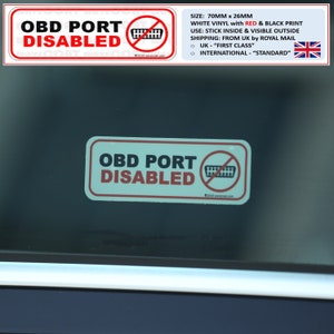 Puede incluir: Pegatina blanca con texto rojo y negro que dice "OBD PORT DISABLED" con un círculo rojo y una línea diagonal sobre una imagen en blanco y negro de un conector de puerto OBD. La pegatina mide 70 mm x 26 mm.