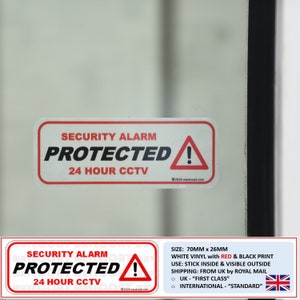 Pode incluir: Etiqueta de alarme de segurança em vinil branco com impressão vermelha e preta. A etiqueta diz "Security Alarm Protected 24 Hour CCTV" com um ponto de exclamação vermelho em um triângulo. A etiqueta mede 70 mm x 26 mm.