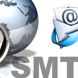 Könnte beinhalten: Ein blauer Globus mit einer weißen Weltkarte, ein silbernes WordPress-Logo und ein blaues E-Mail-Symbol mit einem @-Zeichen. Der Text "SMTP" ist in Grau unter den Symbolen geschrieben.