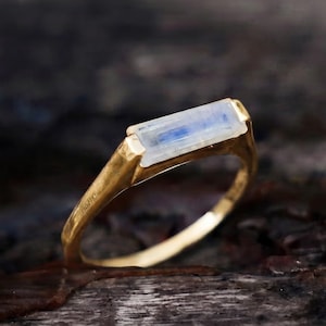 Anel de Pedra da Lua, Anel Dourado com Gema, Anel Retangular de Pedra da Lua, Anel Minimalista Marcante, Joia Artesanal para Presentear Ela