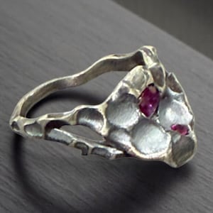 Anillo cráter de plata de ley oxidada – Declaración de rubí CZ artesanal en bruto