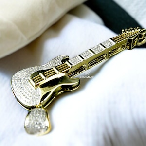 Pingente de guitarra dourada – Colar de guitarra elétrica com zircônia cúbica cravejada – Joia de hip hop e rock – Presente brilhante para músico – Pingente de corrente masculino.
