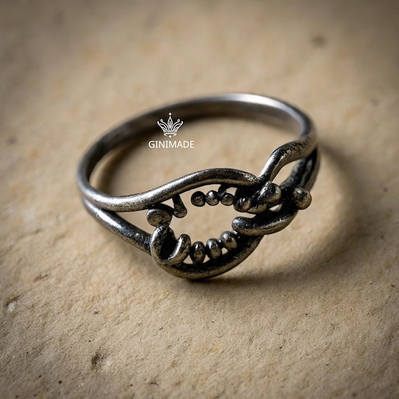 Anello in argento ossidato fatto a mano con design astratto aperto