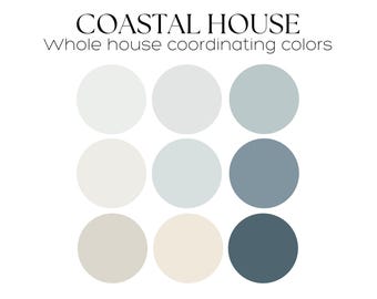 Puede incluir: Una paleta de nueve colores de pintura Sherwin-Williams para una casa costera. Los colores son una mezcla de azules claros, grises y blancos. El texto "COASTAL HOUSE" y "Whole house coordinating colors" está en la parte superior de la imagen. El texto "MAISIA INTERIOR DESIGN" está en la parte inferior de la imagen.