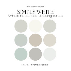 Può includere: Una tavolozza di nove colori di vernice Benjamin Moore Simply White, tra cui un bianco, un grigio chiaro e un verde chiaro. I colori sono disposti in una griglia di tre righe e tre colonne. Il testo "Benjamin Moore" e "Simply White" è in alto nell'immagine. Il testo "Whole house coordinating colors" è sotto il titolo. Il testo "Maisia Interior Design" è in basso nell'immagine.