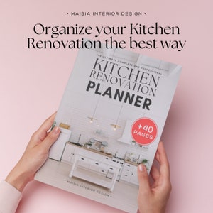 Op de afbeelding: Een wit en grijs keukenrenovatieplannerboekje met een foto van een witte keuken op de omslag. De titel van het boekje is "Kitchen Renovation Planner" en de tekst "The Ultimate Complete and Professional" staat boven de titel. Het boekje heeft een rode cirkel met de tekst "+40 Pages" in de rechterbenedenhoek.