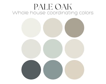 Puede incluir: Una paleta de colores con nueve muestras de pintura en tonos beige, gris y azul. La paleta de colores se titula "Pale Oak" y es de Benjamin Moore. El texto "Whole house coordinating colors" también está incluido. El texto "Maisia Interior Design" está en la parte inferior de la imagen.