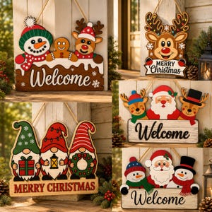 Puede incluir: Una colección de cinco letreros decorativos de madera para colgar con temas navideños que incluyen muñecos de nieve, renos, gnomos y Santa Claus. Cada letrero muestra personajes festivos y texto como Welcome o Merry Christmas en cursiva.